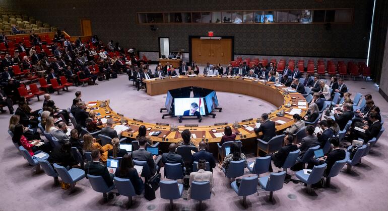 安理会就黎巴嫩局势举行会议的全景。